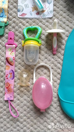 Нагрудник, тарелка, ложки для кормления