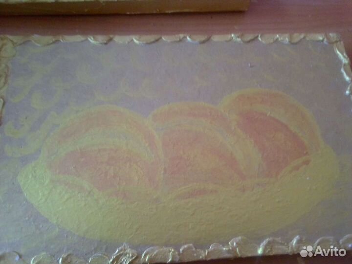 Три персика в золотой корзине