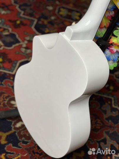 Акустическая гитара белая