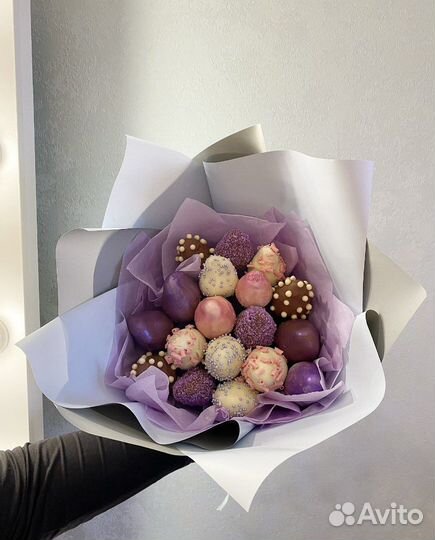 Букеты из клубники и цветов в шоколаде