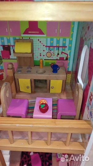 Кукольный домик с мебелью и куклами
