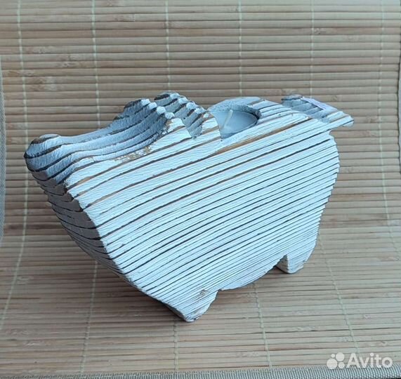 Подсвечник в виде свинки из дерева