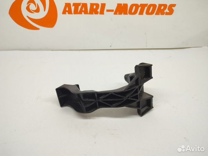 Крепление домкрата заднее правое Toyota Mark2