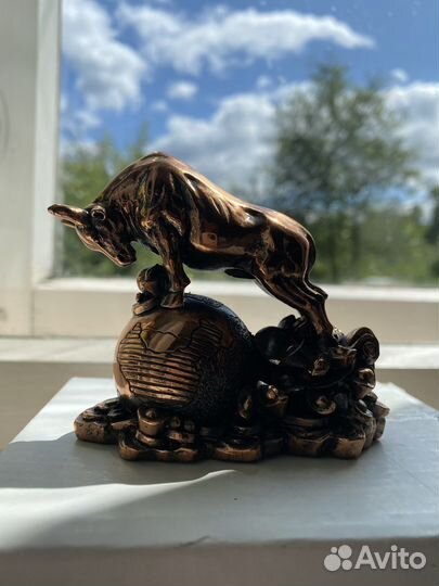 Фигурка бык