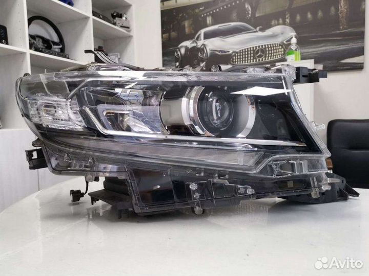 Фара правая LED Toyota Land Cruiser Prado 150 2020
