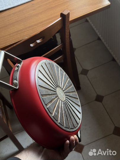 Сковорода Smeg с крышкой