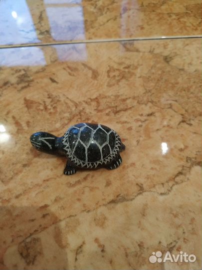 Черепаха маленькая из камня