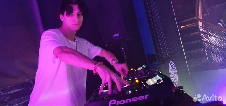Диджей с профессиональным оборудованием