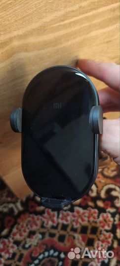 Автомобильный держатель с беспроводной зарядкой