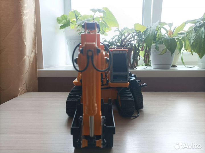 Экскаватор на пульте управления