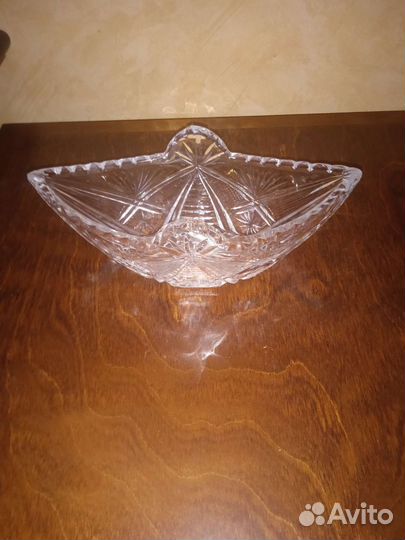 Хрустальная ваза и столовые приборы прошлого века