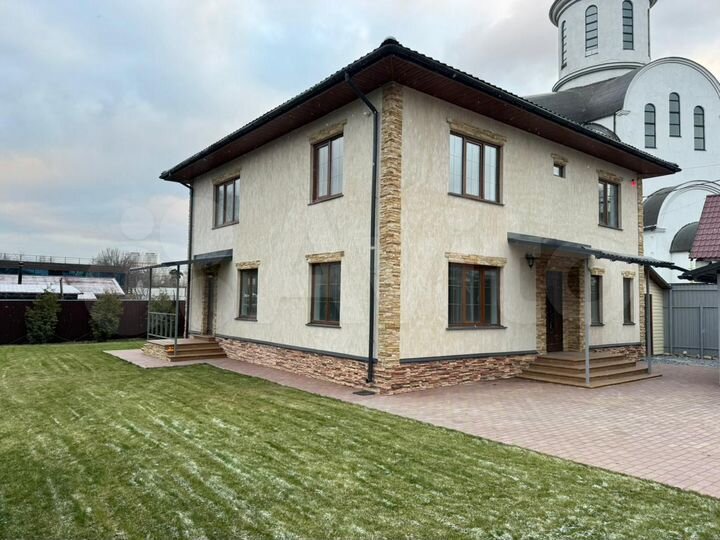 Коттедж 200 м² на участке 6 сот.