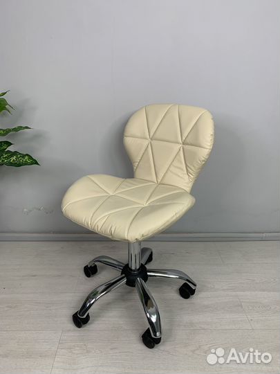 Стул для мастера маникюра