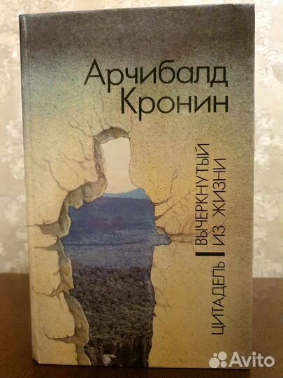 Книги в ассортименте, домашняя библиотека