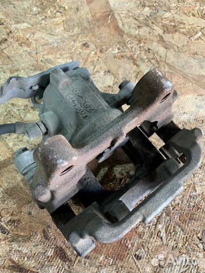 Суппорт задний левый Volkswagen Golf 6 (5 хб)