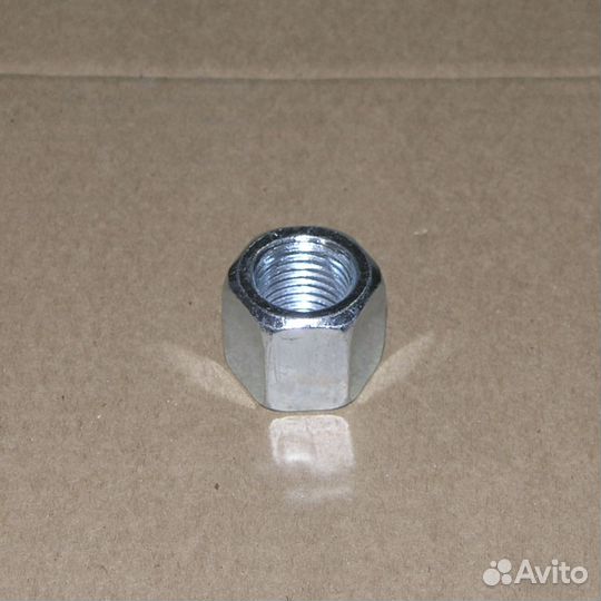 Гайка М 22*2,5 (Н27,5 S32) стремянки передней ура