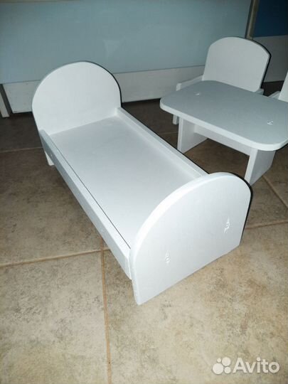 Мебель для куклы -кровать, стол и два стула