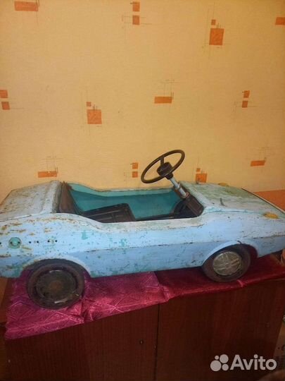 Детский педальный автомобиль