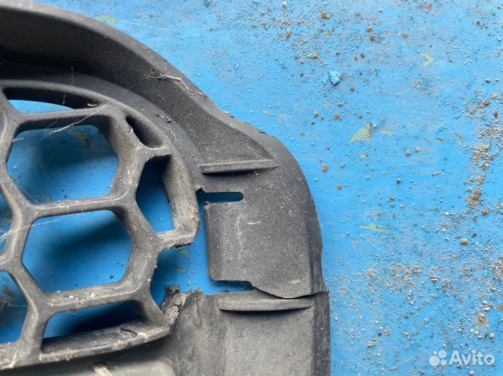 Сетки переднего бампера 7L6 853 665 B Туарег GP