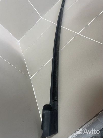 Накладка стекла задняя левая Skoda Rapid 2