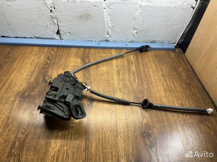 Замок боковой двери передний правый Skoda Rapid