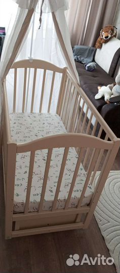 Детская кроватка с маятником