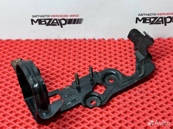 Кронштейн насоса охлаждения Mercedes W222