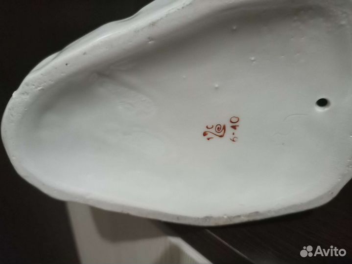 Статуэтка фарфор Девушка с цветком