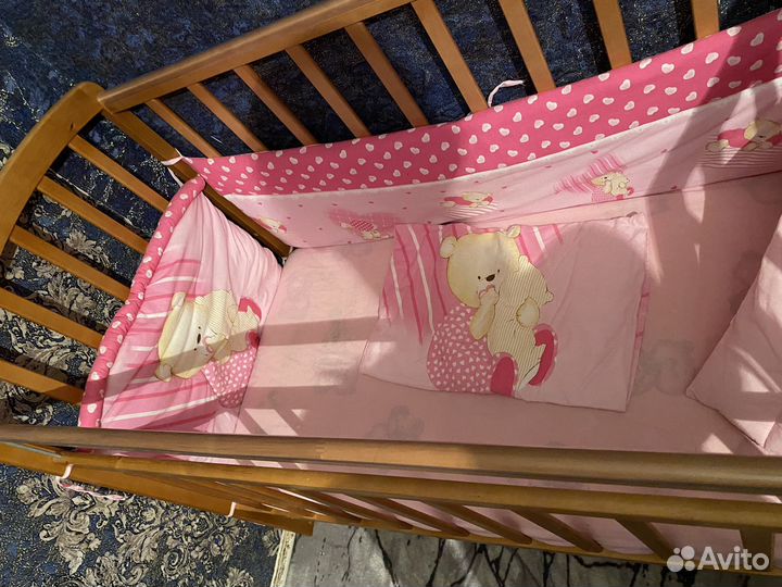 Детская кроватка с маятником