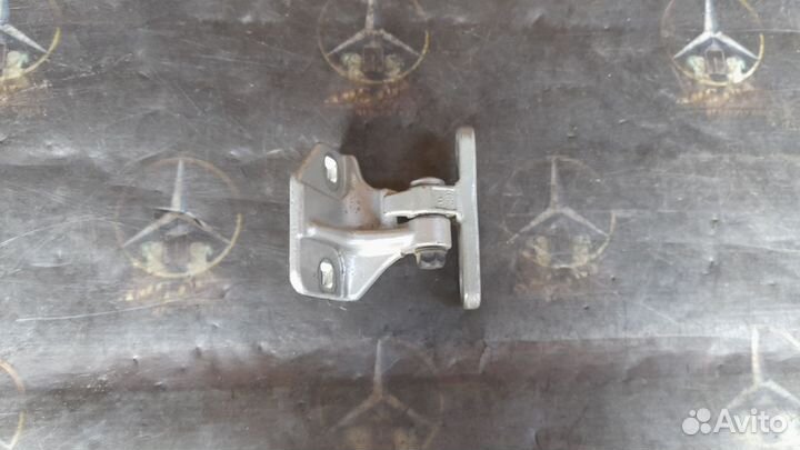 Петля нижняя задней двери Лев. Мерседес А-Класс