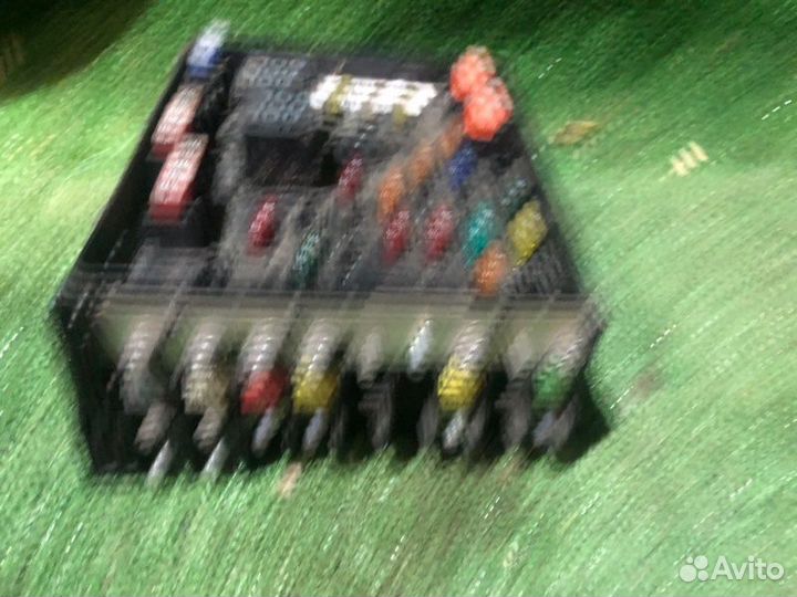 Блок предохранителей под капот Volkswagen Passat