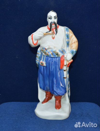 Фарфоровая статуэтка тарас бульба казак С трубкой