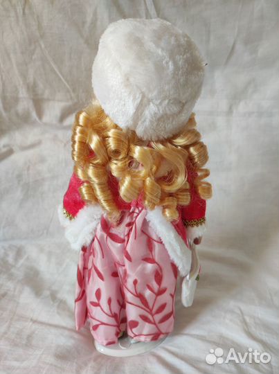 Кукла фарфоровая