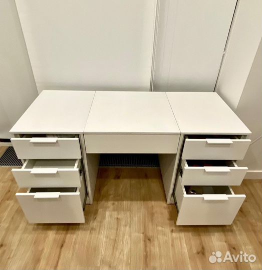 Гримерный столик с лампочками