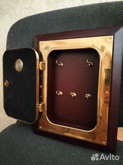 Ключница настенная с часами