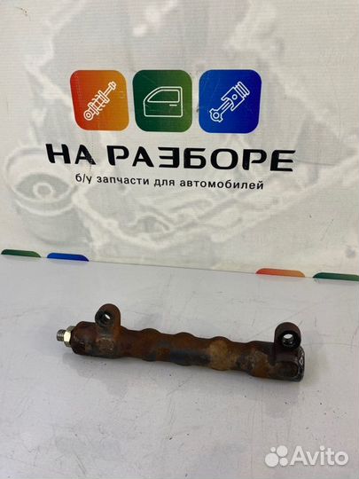 Топливная рейка правая Toyota Land Cruiser 200