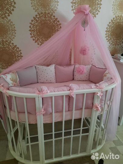 Детская кроватка с маятником