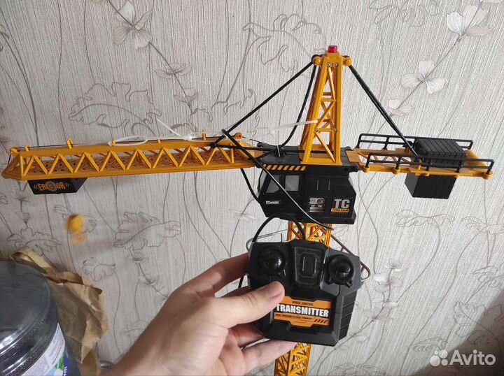 Подъемный кран игрушка