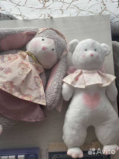 Белый мишка в колпаке ручная работа