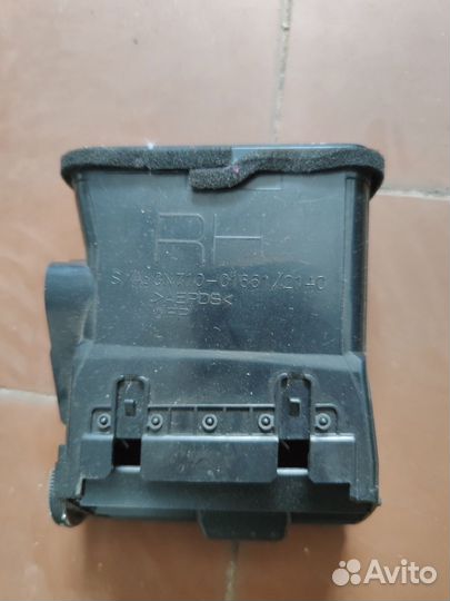 Дефлектор в подлокотник правый Toyota Camry