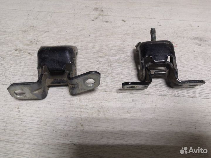 Петли двери задние левые Mazda Tribute epew YF
