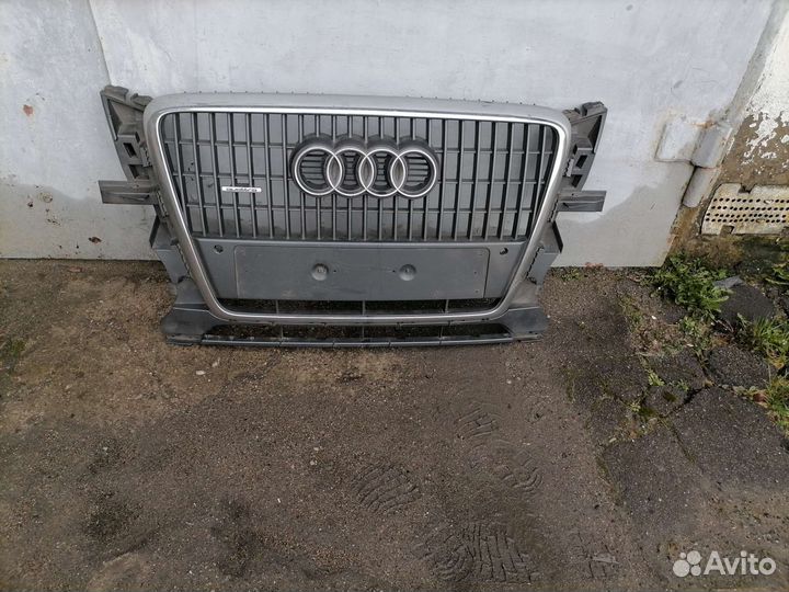 Решетка радиатора audi q5 2010 г. в
