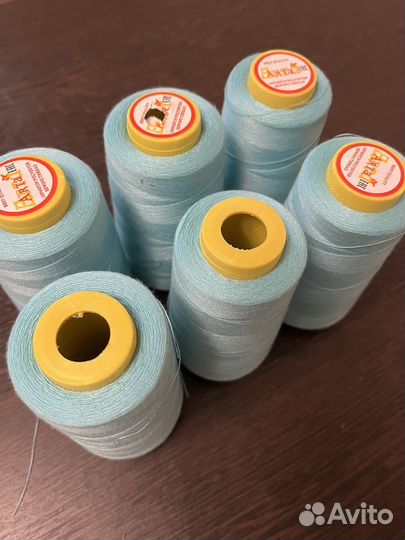 Бирюзовые нитки, полные катушки