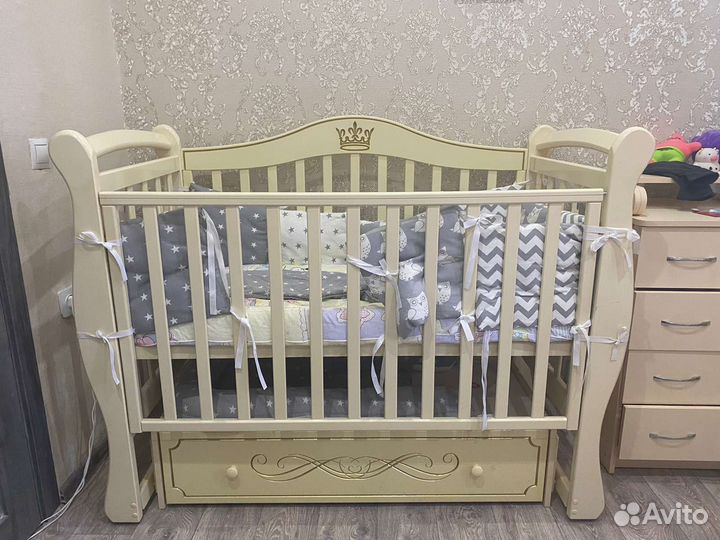 Детская кроватка с маятником и ящиком