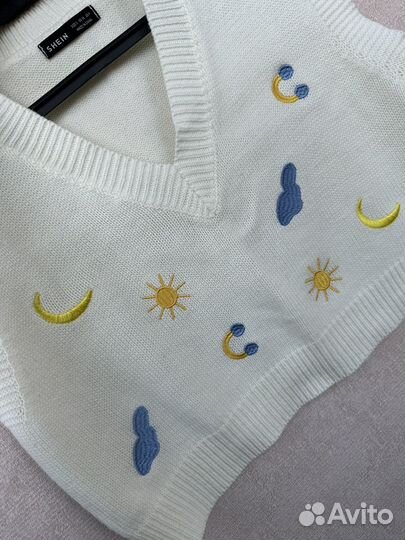 Вязанная жилетка с узорами