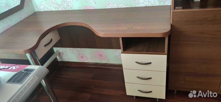 Туалетный столик с зеркалом