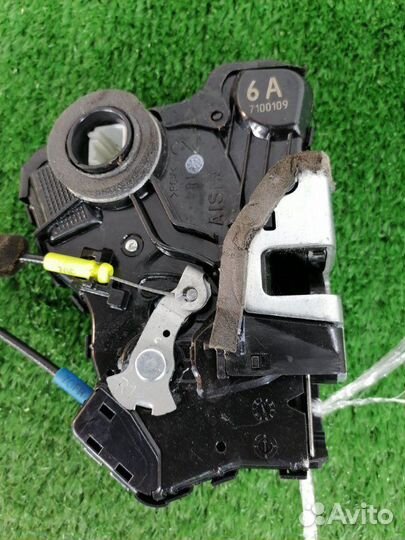 Замок двери передний правый Toyota Corolla Rumion