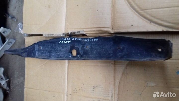 Пыльник переднего крыла правый Mercedes Benz E-Kla