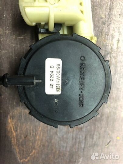 Механизм складывания подголовника задний