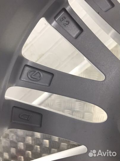 Один оригинальный новый диск R17 Lexus ES